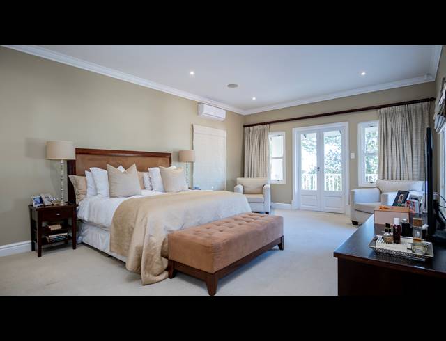 6 BEDROOM HOUSE FOR SALE IN LA LUCIA